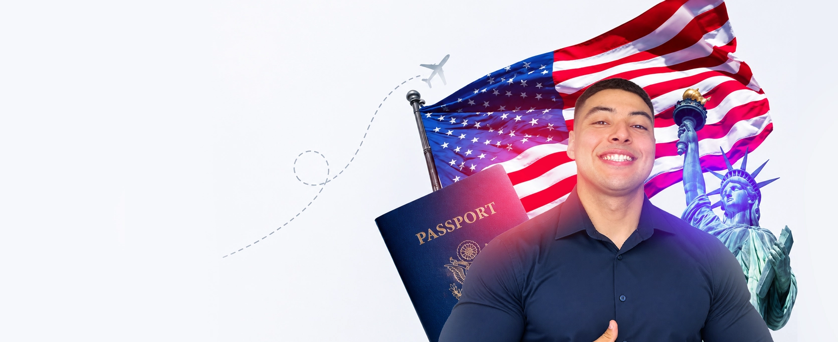 Homem sorrindo segurando um passaporte americano, com a bandeira dos Estados Unidos e a Estátua da Liberdade ao fundo